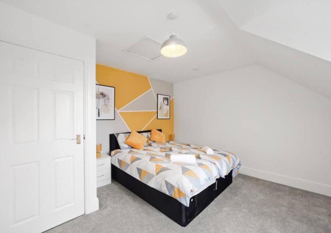 Stylish 4-Bedroom Apartment With Scenic Garden Views, Free Wifi & Parking - Perfectly Located Near Lincoln University Extérieur photo